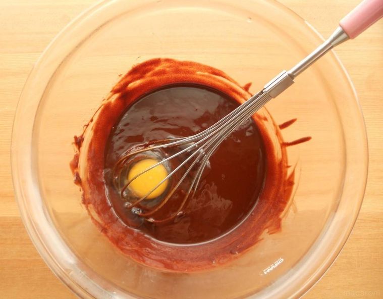 チョコレートの生地に卵を加えている様子