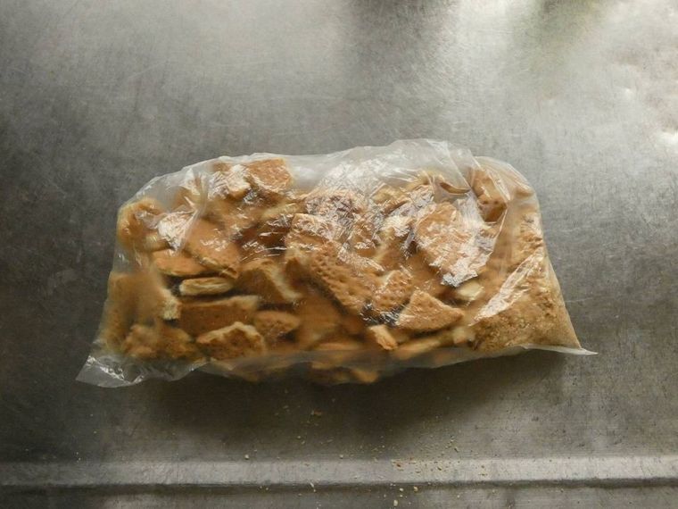 ポリ袋で砕いたビスケット