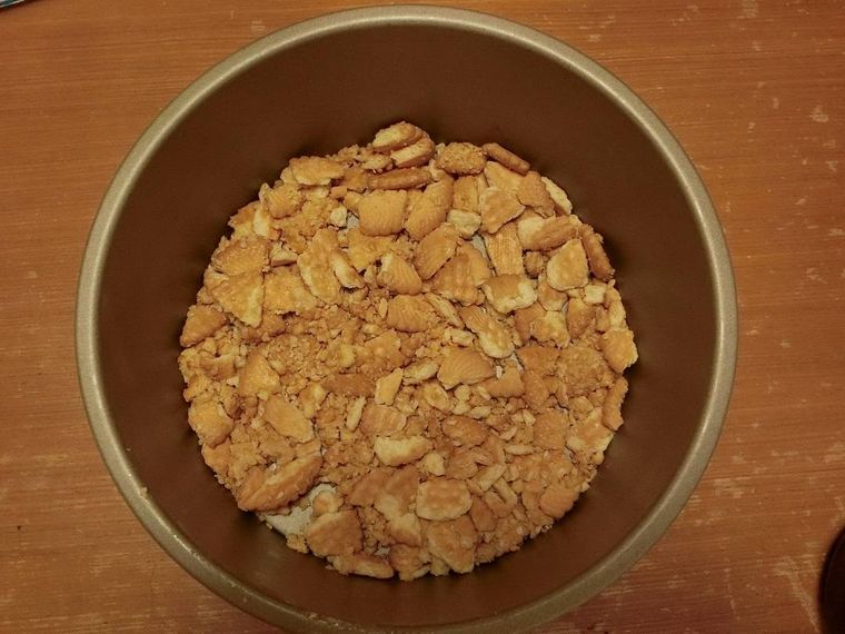 型に敷き詰めたビスケット