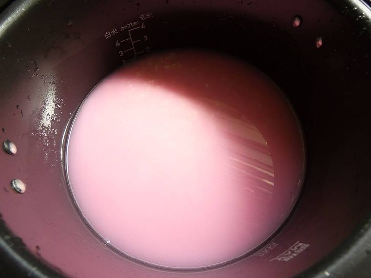 炊飯釜にセットしたもち米