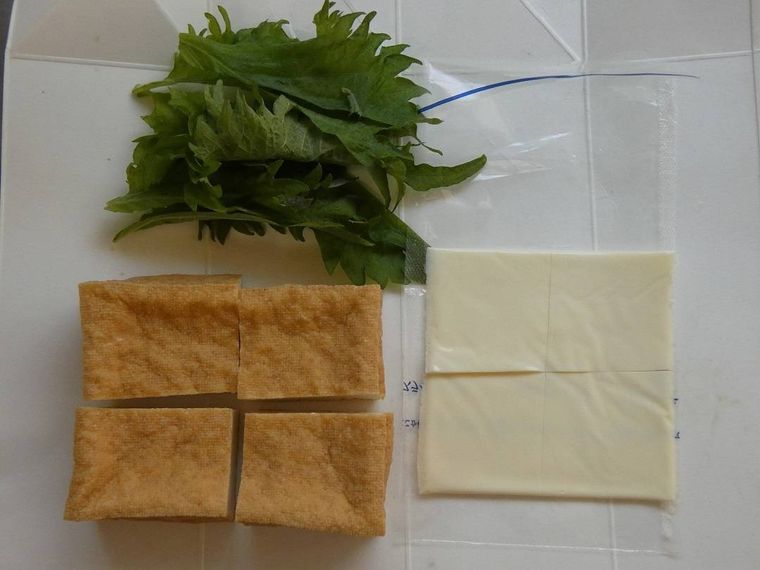 まな板でカットした厚揚げと大葉とスライスチーズ