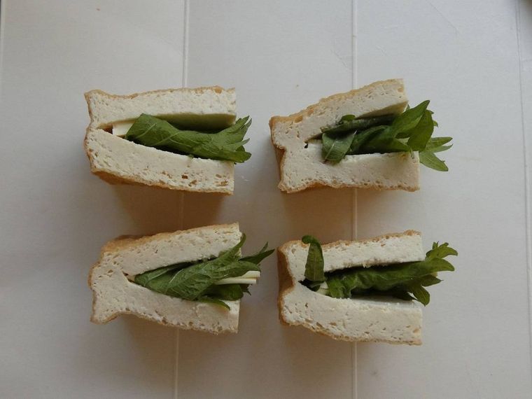 大葉とスライスチーズを挟んだ厚揚げ