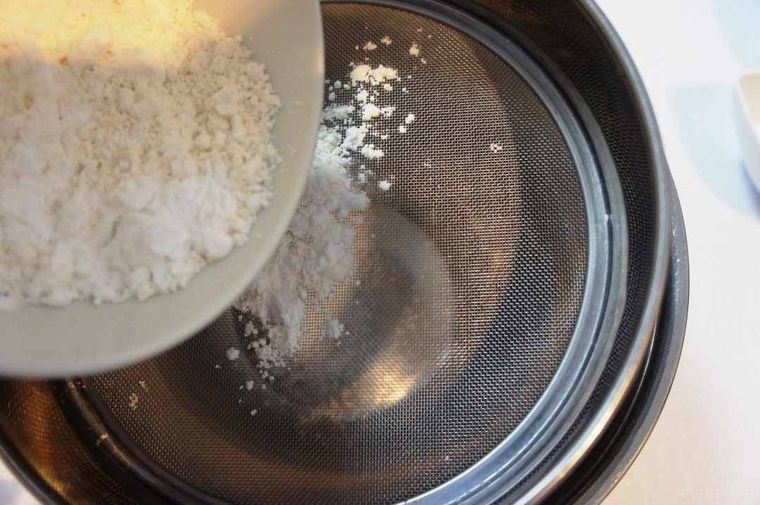 薄力粉とコーンスターチをふるいにかける様子