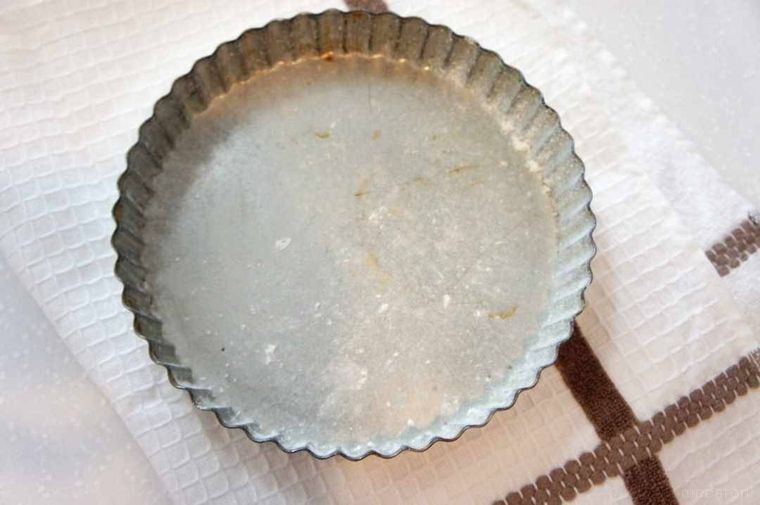 バターを塗って強力粉をふったタルト型