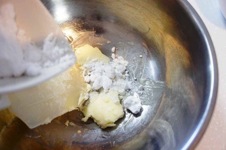 ボウルでバターと粉砂糖を混ぜる様子