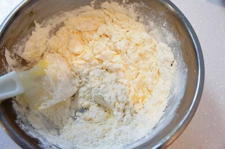 薄力粉とコーンスターチを加えて混ぜる様子