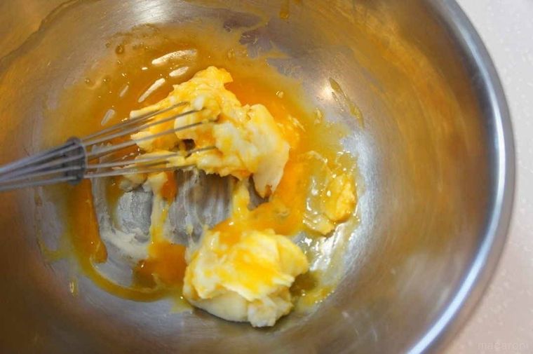 バターと粉砂糖を混ぜたところに卵黄を混ぜる様子