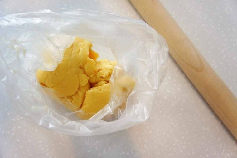 ポリ袋に入ったタルト生地とめん棒