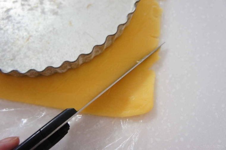 タルト生地の四角を包丁でカットする様子