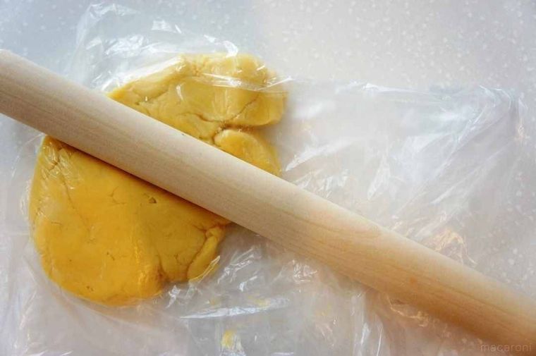 ポリ袋に入ったタルト生地をめん棒で伸ばす様子
