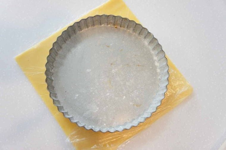 伸ばしたタルト生地の上にタルト型をおいた様子