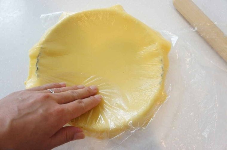 ポリ袋の上からタルト生地を押さえる様子