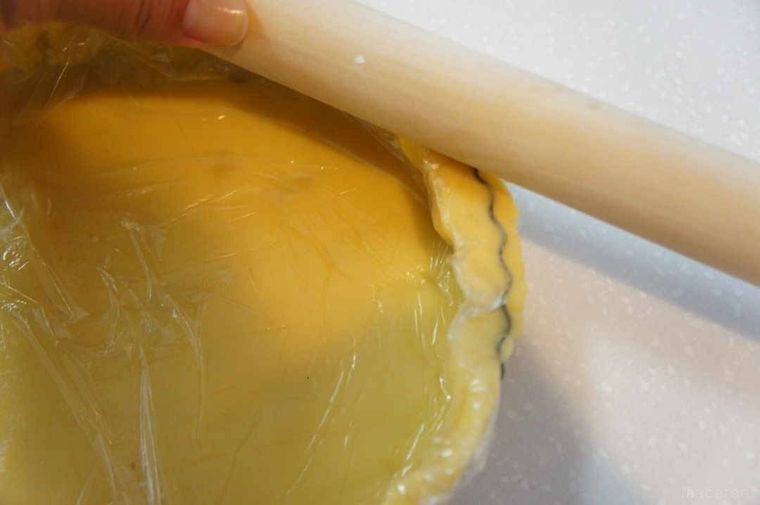 余分なタルト生地をめん棒でカットする様子