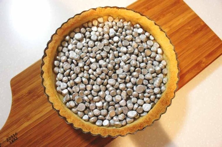 重石をのせてタルト生地を焼いたもの