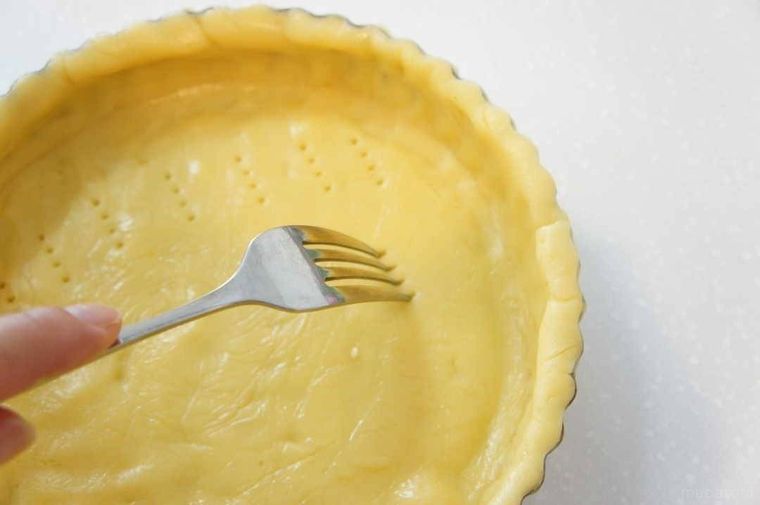 フォークでタルト生地に穴を開ける様子