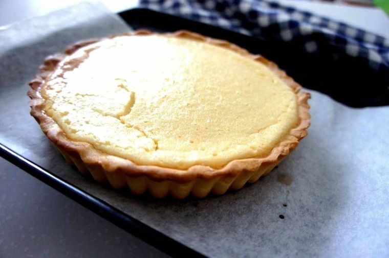タルト生地の中にフィリングを入れて焼いた様子