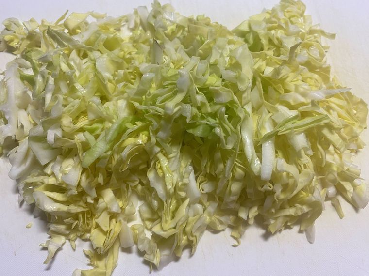 キャベツを千切りにする写真