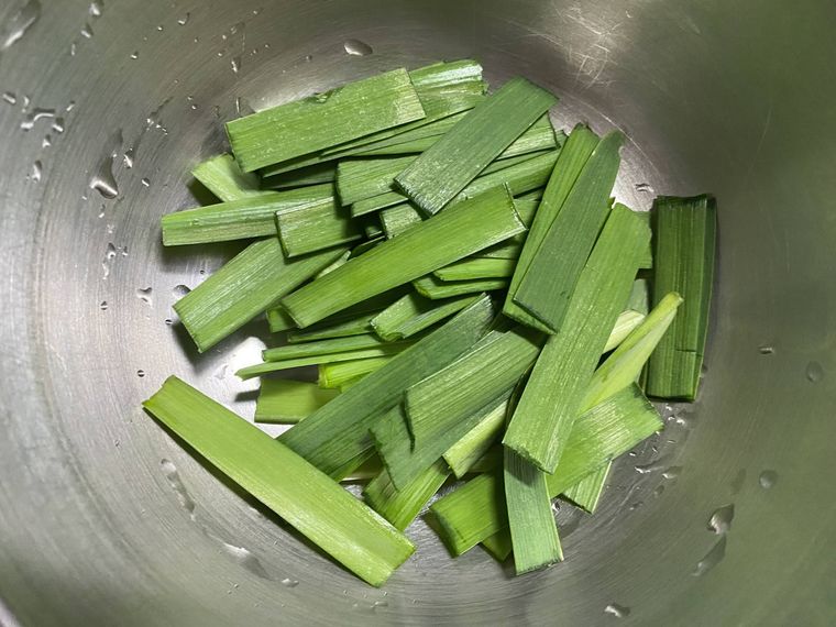 ニラを切る写真