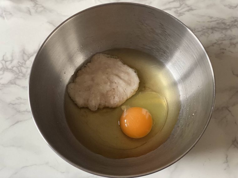 ボウルに生地の材料を入れる写真