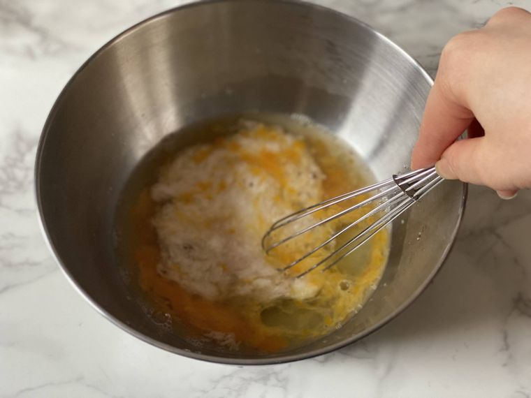 泡だて器で混ぜる写真