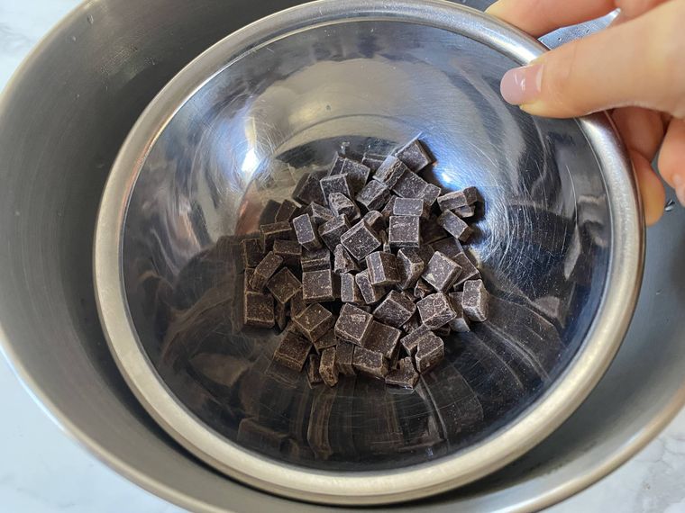 チョコレートを湯煎する写真