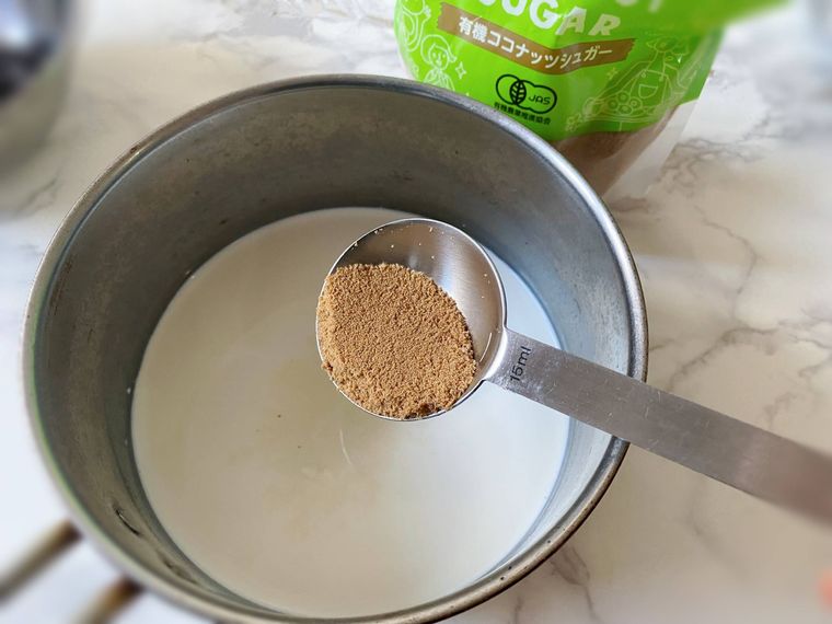 小鍋に材料を入れる写真