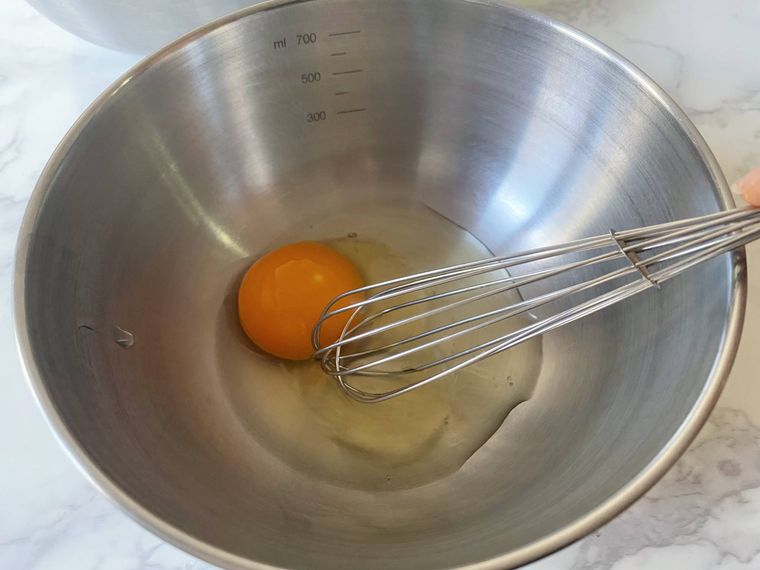卵を溶きほぐす写真