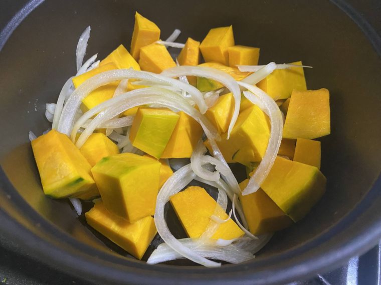 玉ねぎとかぼちゃを炒める写真