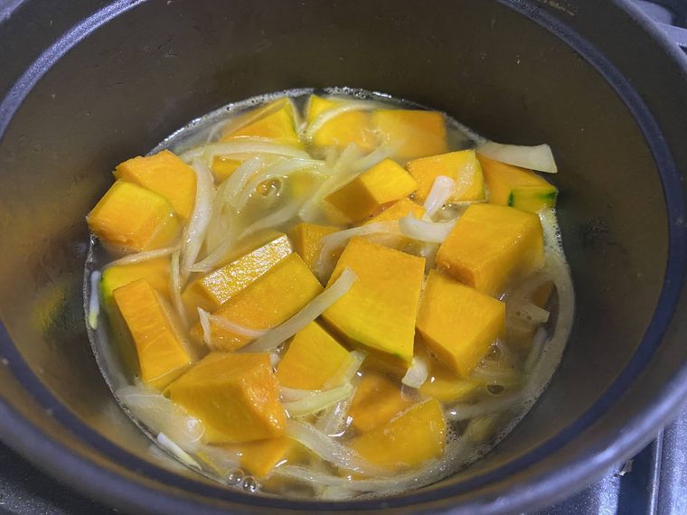 水を加えて煮る写真