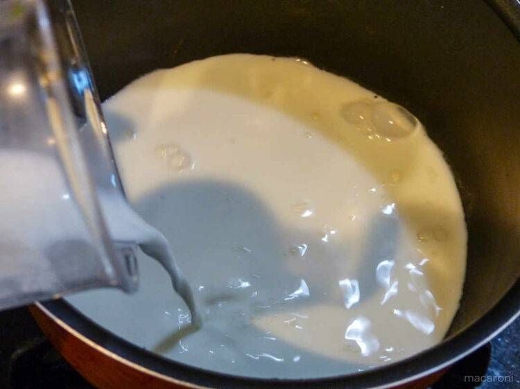 鍋に牛乳を入れている様子