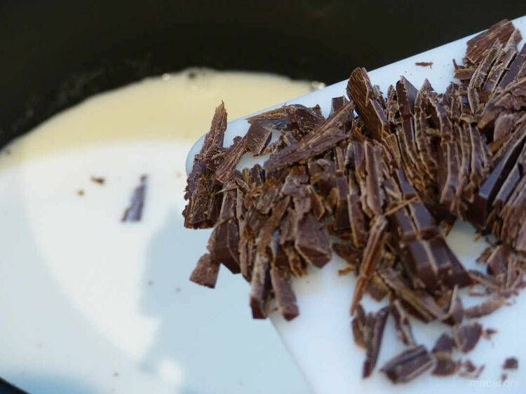 チョコレートを加えている様子