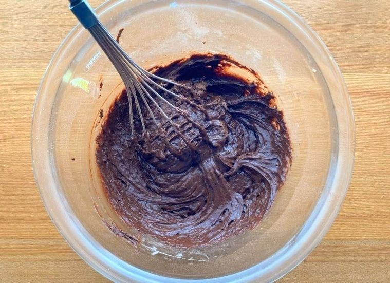 粉類を加え、泡立て器で混ぜている様子