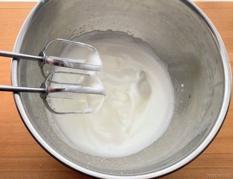 ボウルに入った、ハンドミキサーで泡立てたメレンゲ