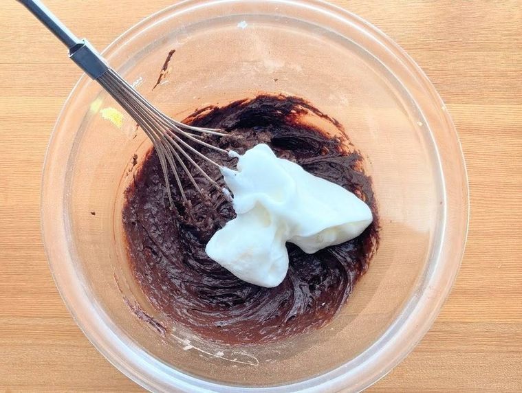 ボウルに1/3量のメレンゲを加えている様子