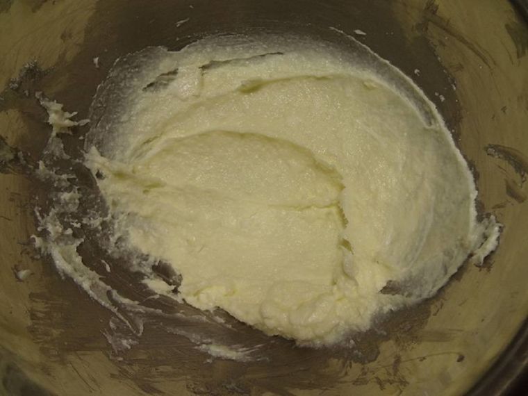 ボウルで混ぜたクリームチーズと砂糖