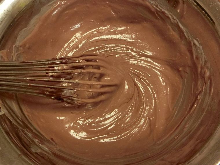 ボウルに入ったチョコチーズクリーム