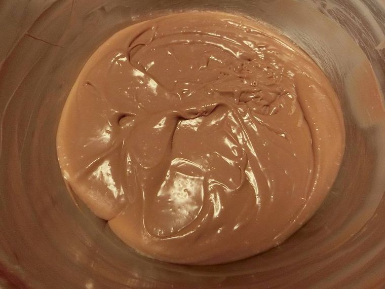 ボウルに入ったチョコチーズクリーム