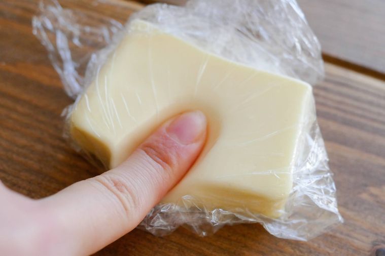 室温に戻したバターを指で押す様子