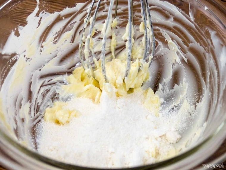 ボウルに入ったタルト生地の材料を、泡立て器で混ぜている様子