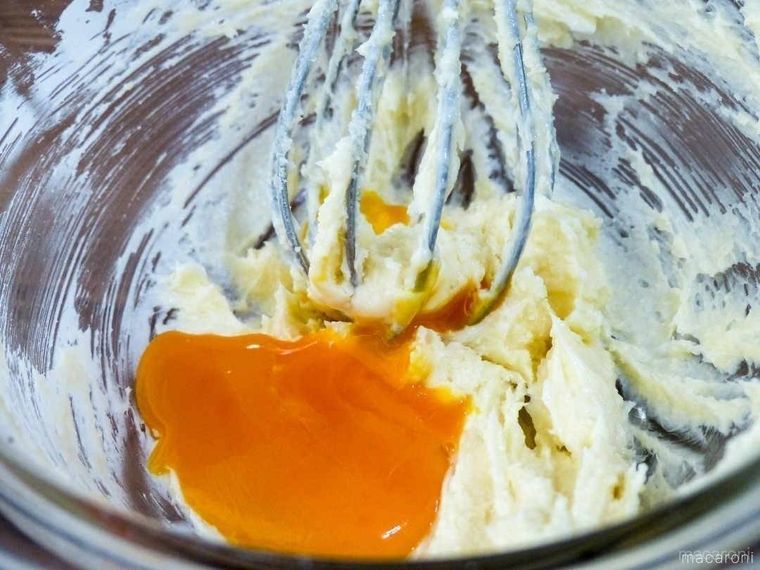 ボウルに入ったタルト生地の材料と卵黄
