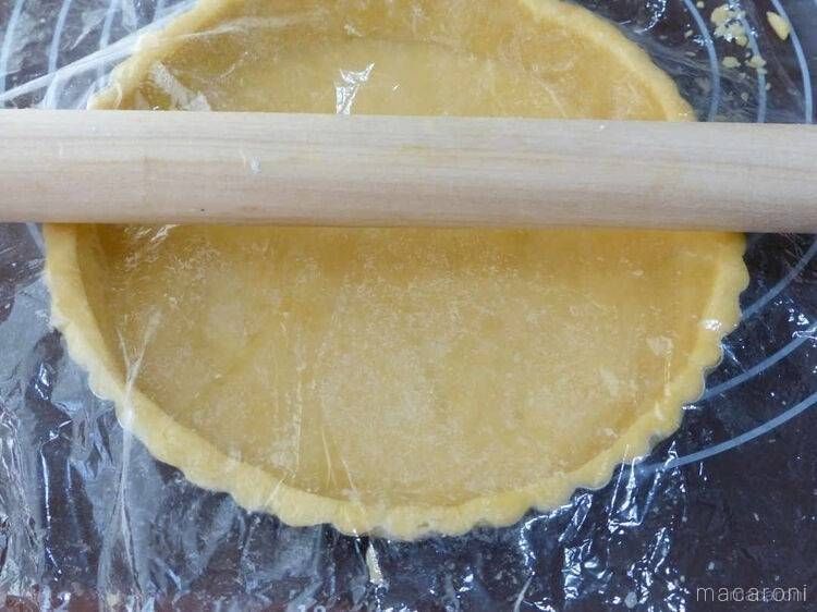 麺棒でタルト生地を整えている様子