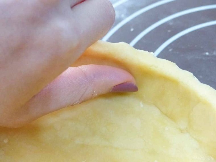 タルト生地を指で押している様子