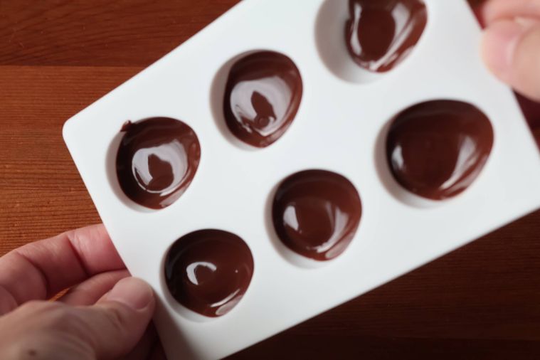 チョコレートを流した型を傾けている