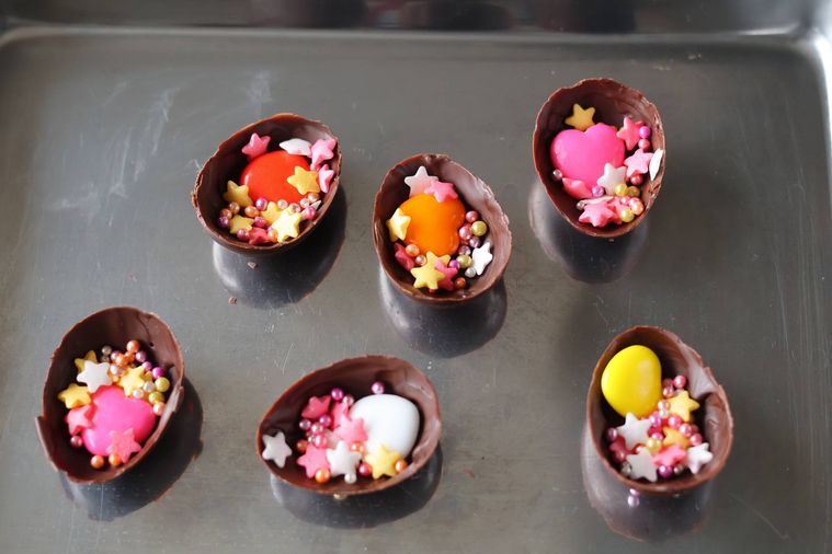 チョコレートのカップにお菓子が入っている