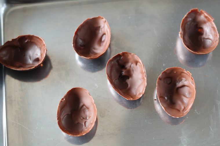 固めたチョコレートが並んでいる