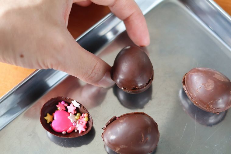 卵型チョコレートの蓋を閉めている