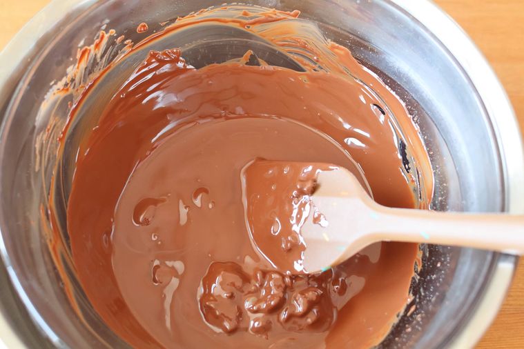 チョコレートを湯せんで溶かしている