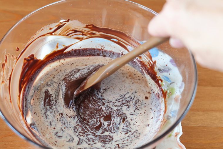 ボウルでチョコレートと生クリームを混ぜている