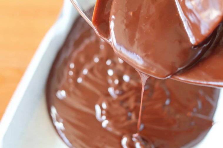 ガナッシュを型に入れている