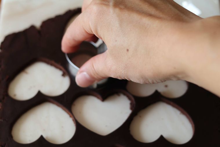 ココア生地をハート型で抜いている